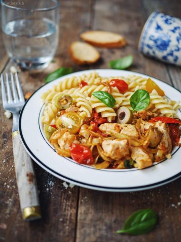 Assiette de pâtes fusilli au poulet et légumes