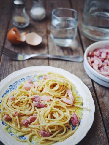 Spaghetti carbonara sur table en bois rustique