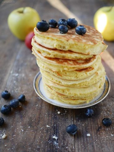 Pile de pancakes aux myrtilles et pommes.