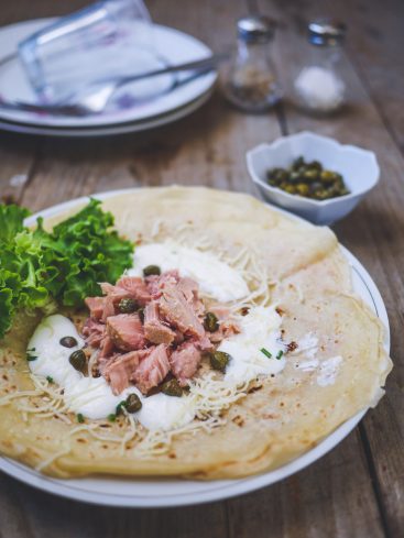 Crêpe au thon, câpres, crème et salade verte.