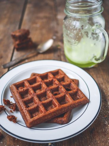 Gaufres au chocolat et smoothie vert sur table bois