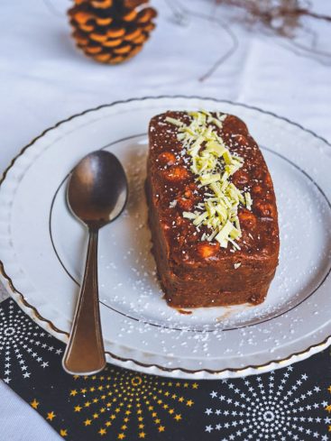 Gâteau au chocolat avec copeaux de chocolat blanc et cuillère