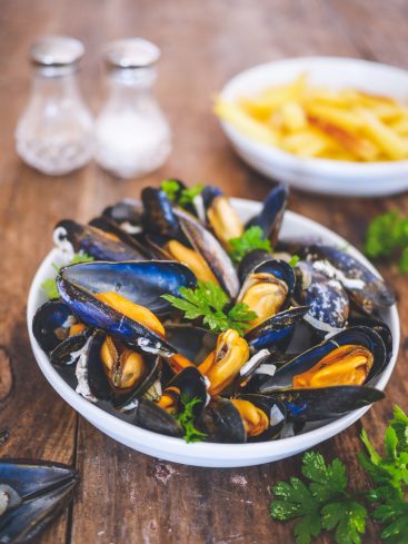 Moules frites fraîches sur table en bois