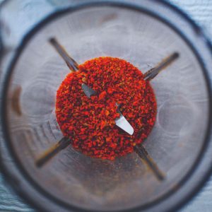 Piments rouges hachés dans un blender.