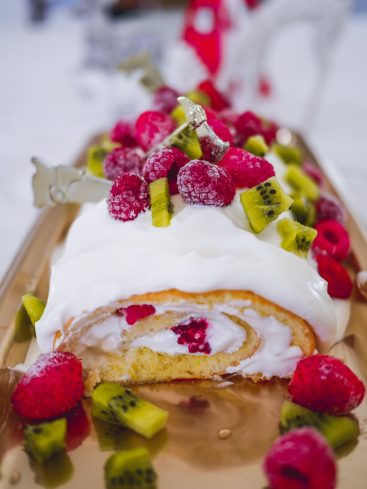 Bûche de Noël gourmande aux framboises et kiwis.