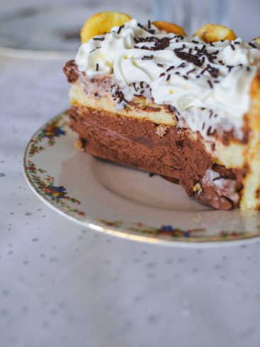 Part de gâteau chocolat et crème chantilly.