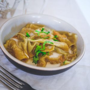 Assiette de raviolis avec sauce crème et herbes