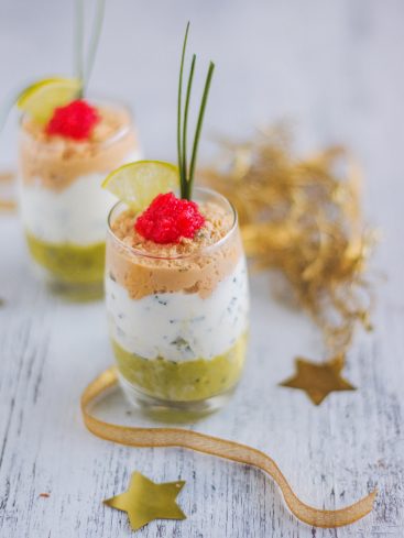Verrines festives multicouches : avocat, crème, saumon, œufs de lump.