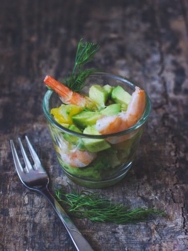 Verrine d'avocat et crevettes avec aneth.