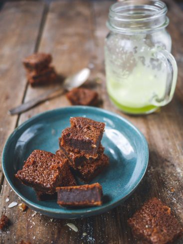 Brownies maison sur assiette bleue, boisson verte