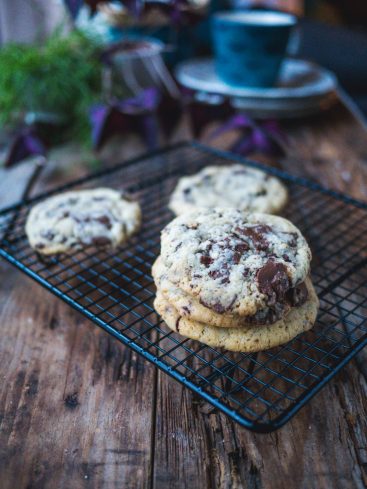 Cookies au chocolat sur grille, fond rustique