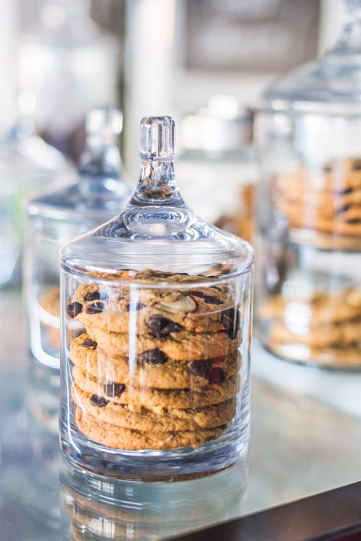 Bocaux en verre remplis de biscuits aux pépites.