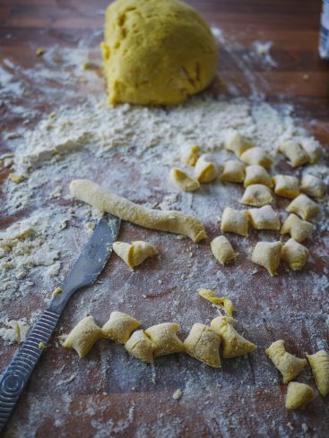 Préparation des gnocchis maison sur table farinée