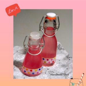 Bouteilles de sirop de malabar fait maison.