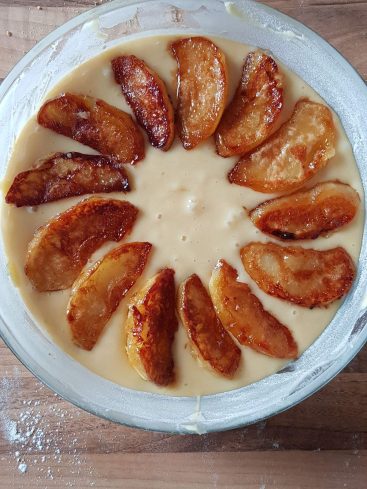 Tarte aux pommes avant cuisson, pâte et pommes caramélisées