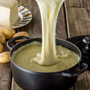 Aligot aveyronnais filant, pommes de terre et tome fraîche.