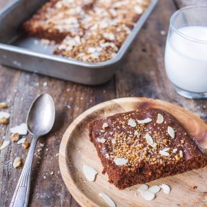 Brownie aux amandes, verre de lait sur table en bois