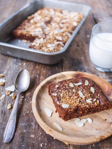 Brownie aux amandes, verre de lait sur table en bois