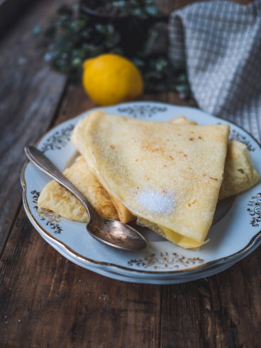 Crêpes au sucre et citron, ambiance rustique.