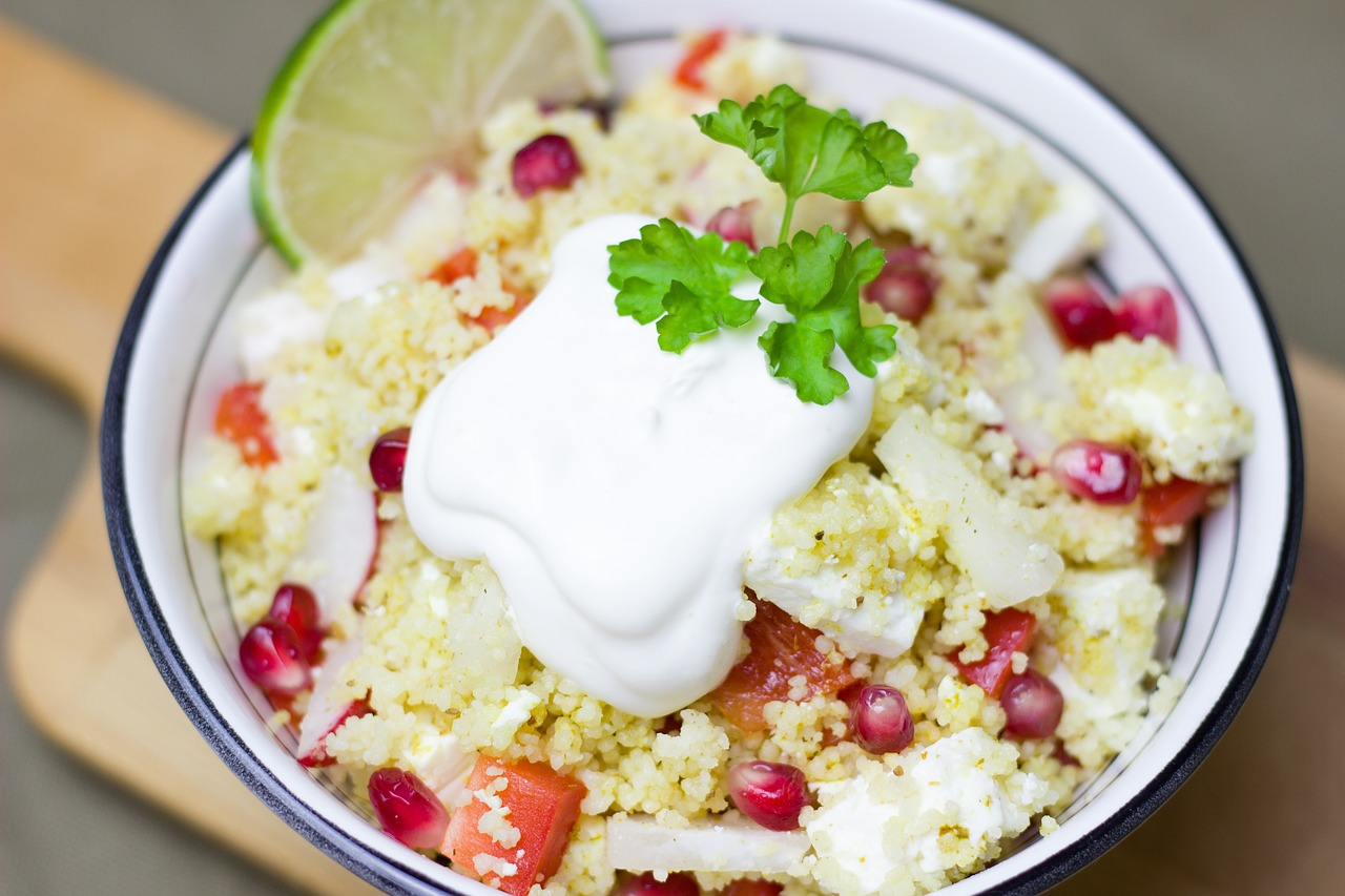 Salade de couscous, feta, grenade et sauce blanche