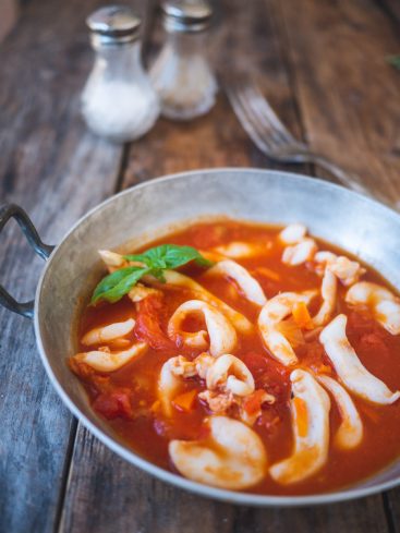 Calamars à la sauce tomate, plat italien rustique