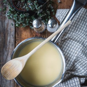 Sauce crèmeuse dans une casserole, vue du dessus