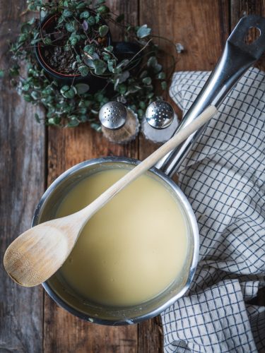 Sauce crèmeuse dans une casserole, vue du dessus