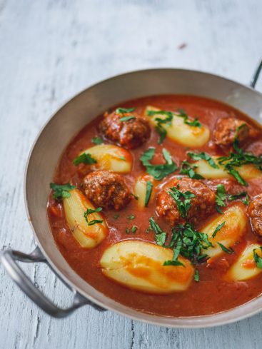 Plat de boulettes de viande et pommes de terre