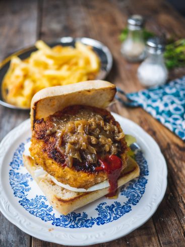 Burger croustillant avec oignons caramélisés et frites