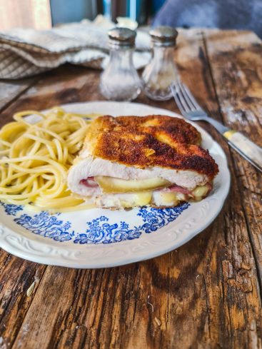 Cordon bleu avec spaghetti sur assiette décorée.