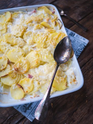 Gratin dauphinois maison, prêt à être dégusté.