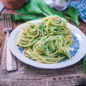 Assiette de spaghettis au pesto d'ail des ours.