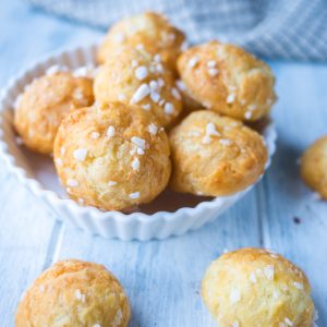 Chouquettes avec sucre perlé dans un plat blanc.