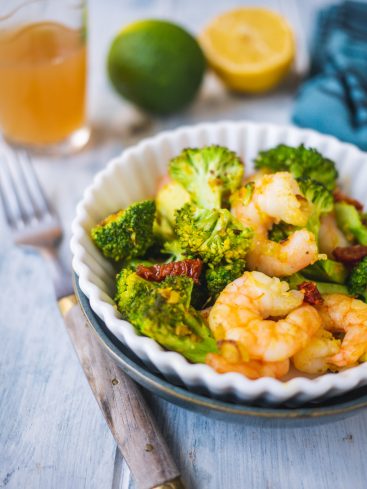 Salade brocolis crevettes tomates séchées avec citron et boisson
