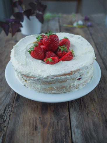 Gâteau aux fraises avec crème sur table en bois
