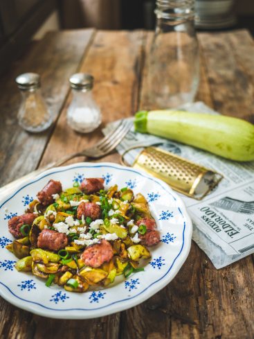 Plat de courgettes sautées, saucisse et feta.