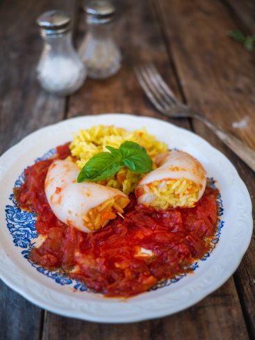 Calamars farcis à la sauce tomate, riz safrané.