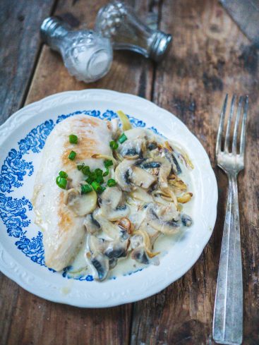 Poulet sauce champignons sur assiette fleurie vintage