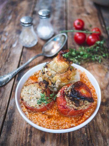 Légumes farcis sur lit de quinoa, vue de dessus