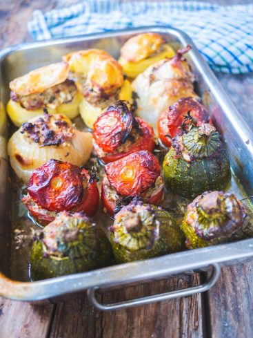 Légumes farcis cuits au four, prêts à déguster.