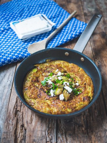 Omelette aux légumes, feta et oignons verts en poêle.
