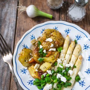Assiette de pommes de terre, asperges et fromage frais