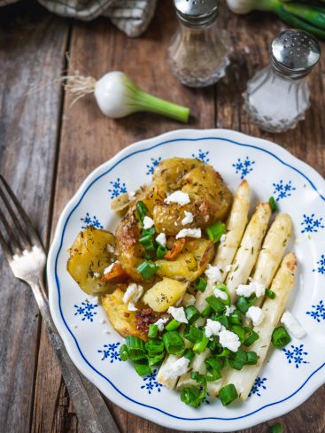 Assiette de pommes de terre, asperges et fromage frais
