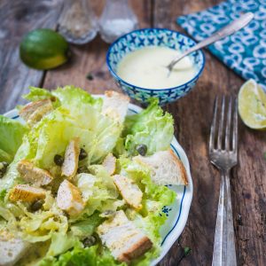 Salade César au poulet sur table en bois