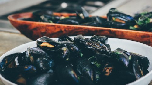 Assiette de moules fraîches, prêtes à être dégustées.