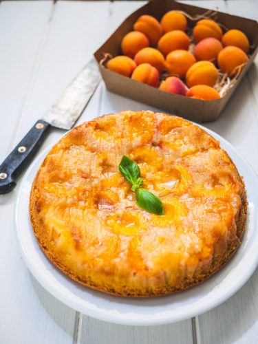 Tarte aux abricots maison et abricots frais