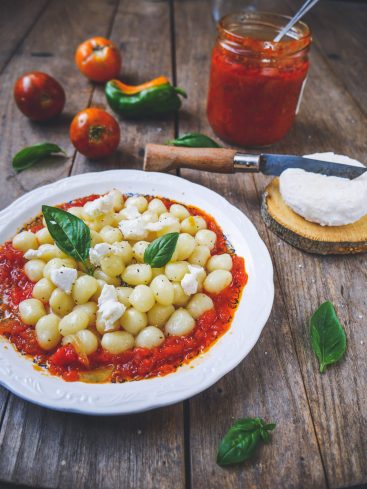 Plat de gnocchis à la sauce tomate et mozzarella