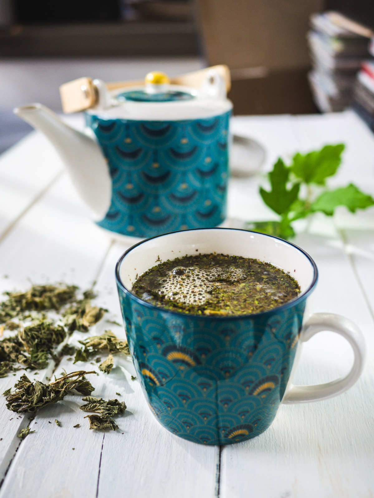 Tasse de tisane et théière bleue à motifs