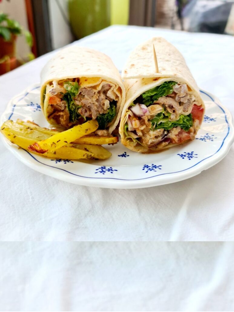 Wraps garnis de légumes et frites sur une assiette