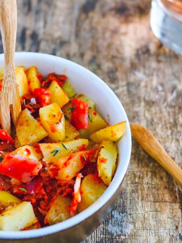 Salade de pommes de terre avec sauce tomate